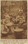 870785 Afbeelding van twee meisjes die groenten schoonmaken voor de 'inmaak', op een onbekende locatie te Utrecht.